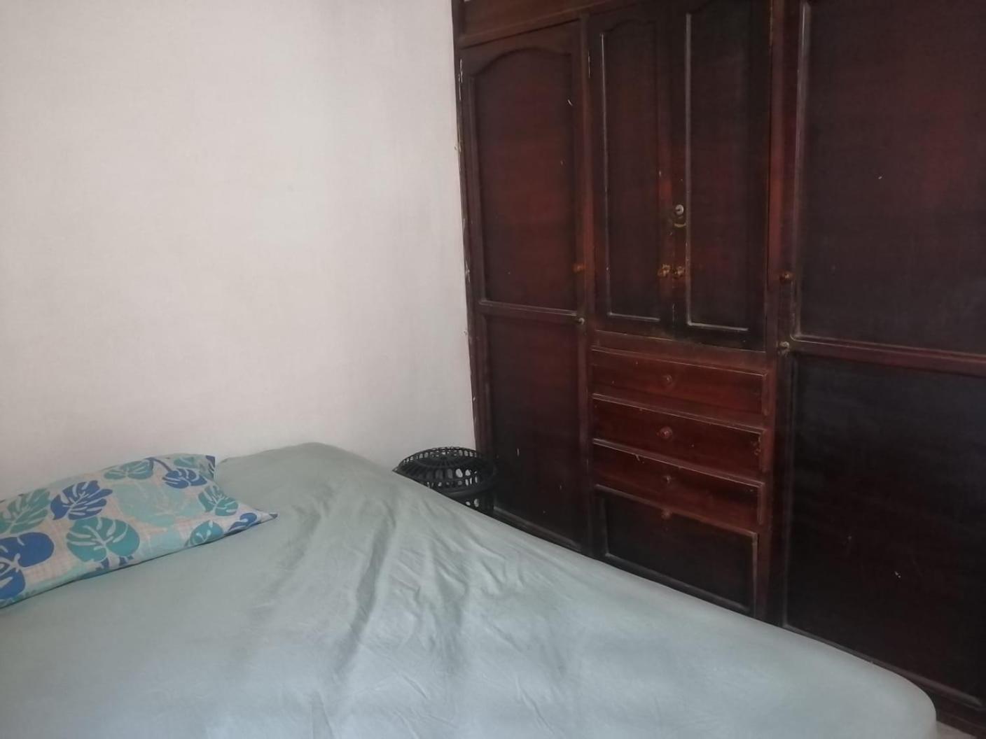 Habitación con cama doble y ventilador