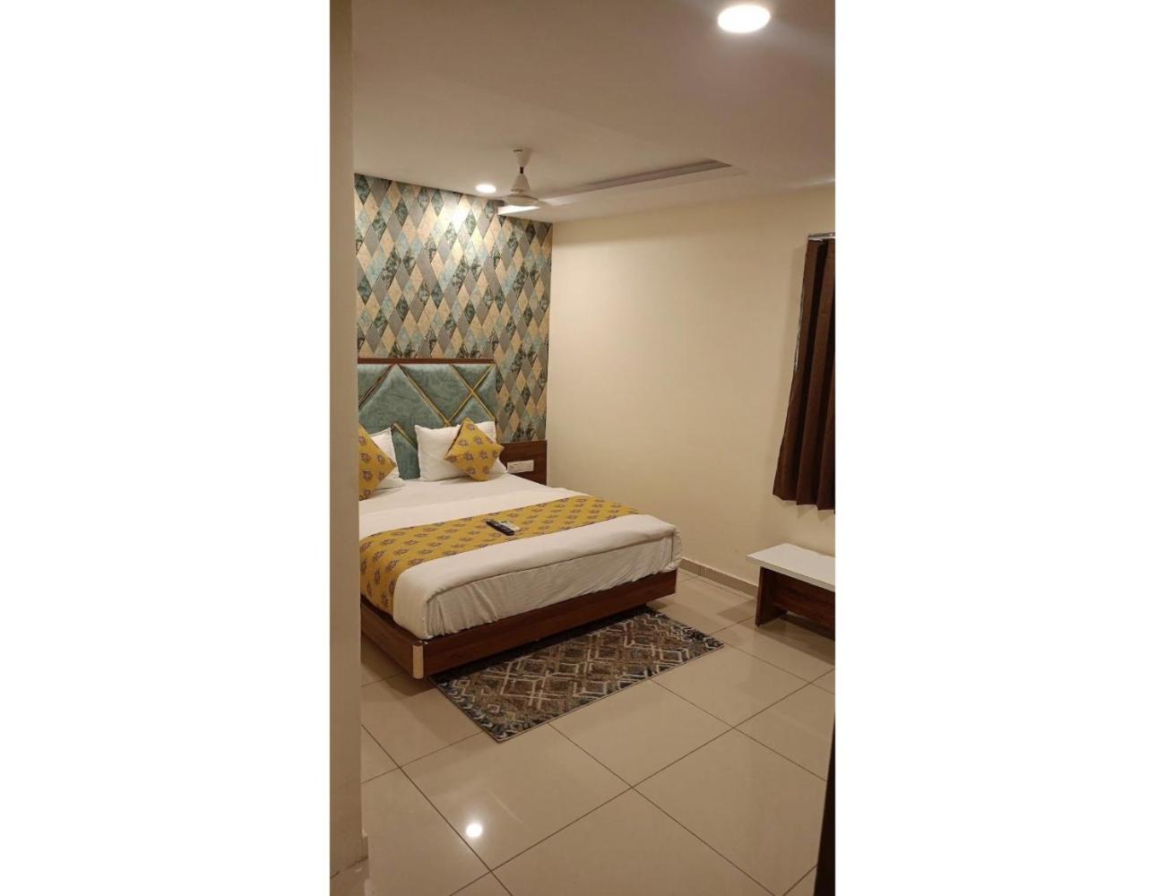 Hotel RR, Vadodara
