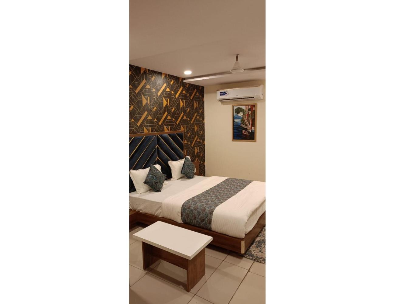 Hotel RR, Vadodara