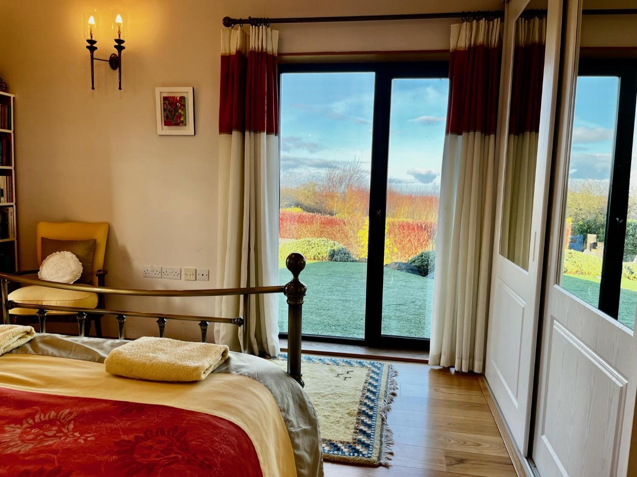 Golf & family chill cottage, hot-tub, beach 10 min view 5