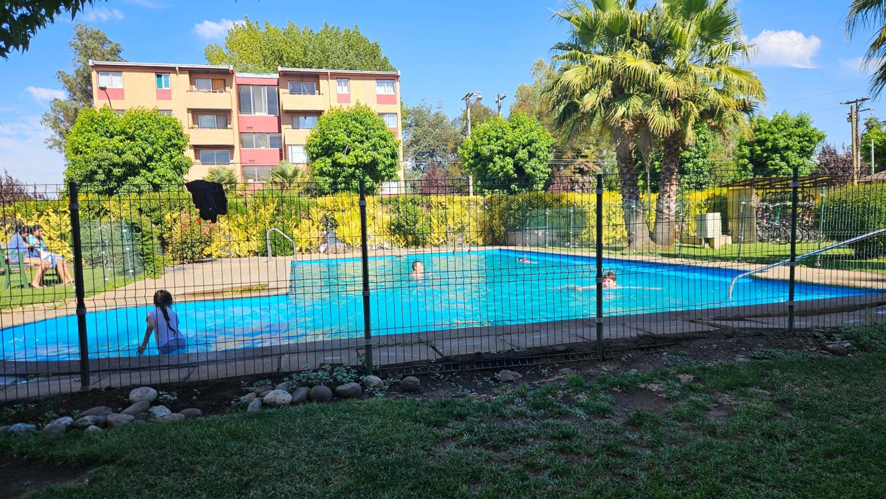 Departamento con Piscina y Estacionamiento