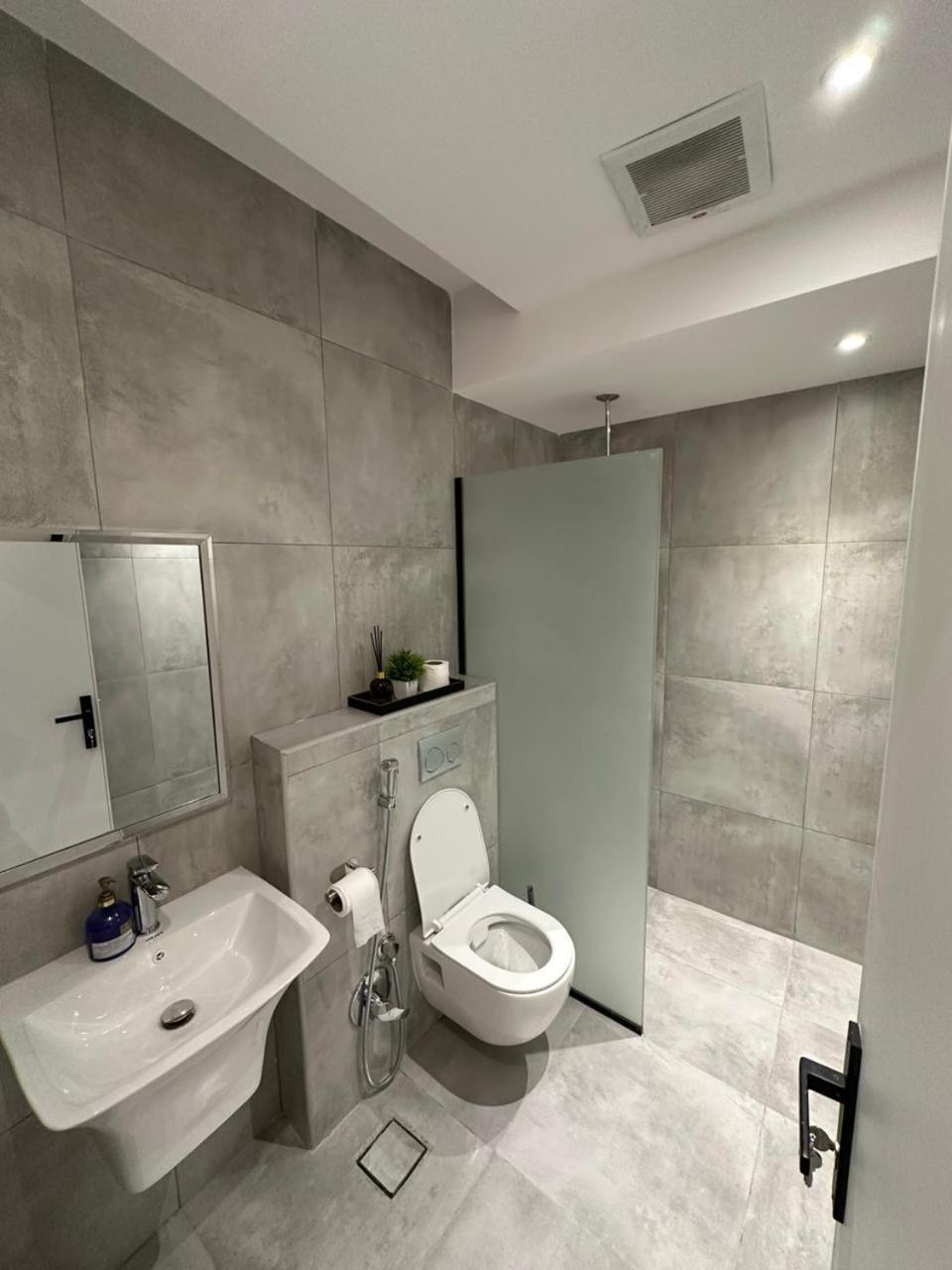 Three Bedroom Modern Apartment in Al Malqa