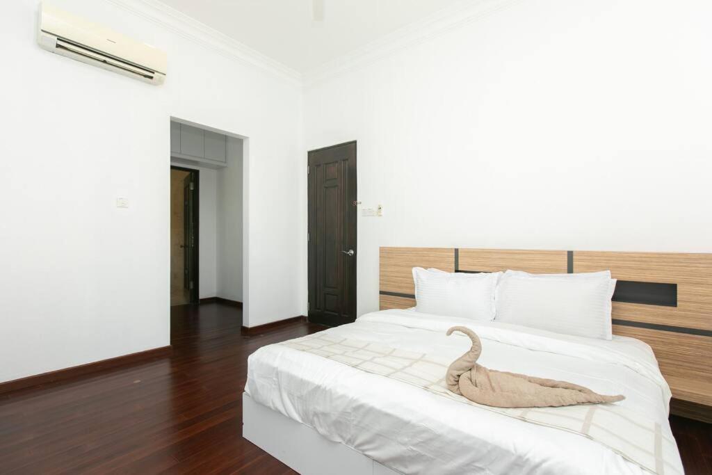 Seaview Modern 5BR Ferringhi Beach Villa 16Pax photo 3