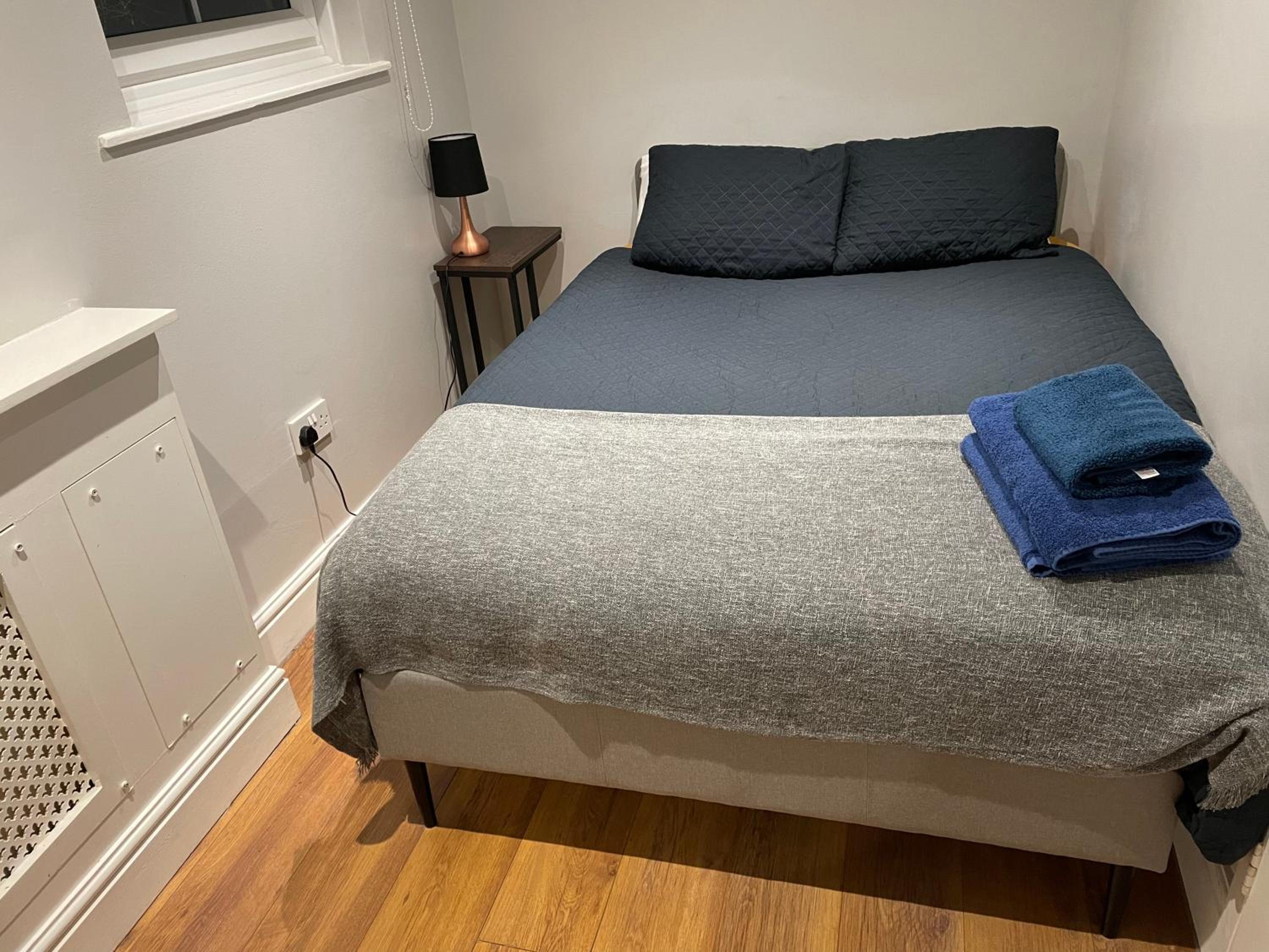 2 Bedroom Apartment Chiswick Park Tube Station