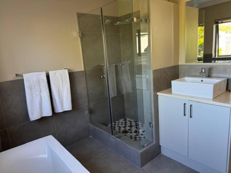 La Gratitude 8 luxury in Stellenbosch CENTRAL view 2