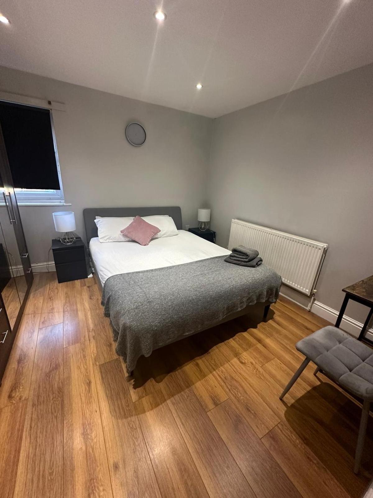 2 Bedroom Apartment Chiswick Park Tube Station