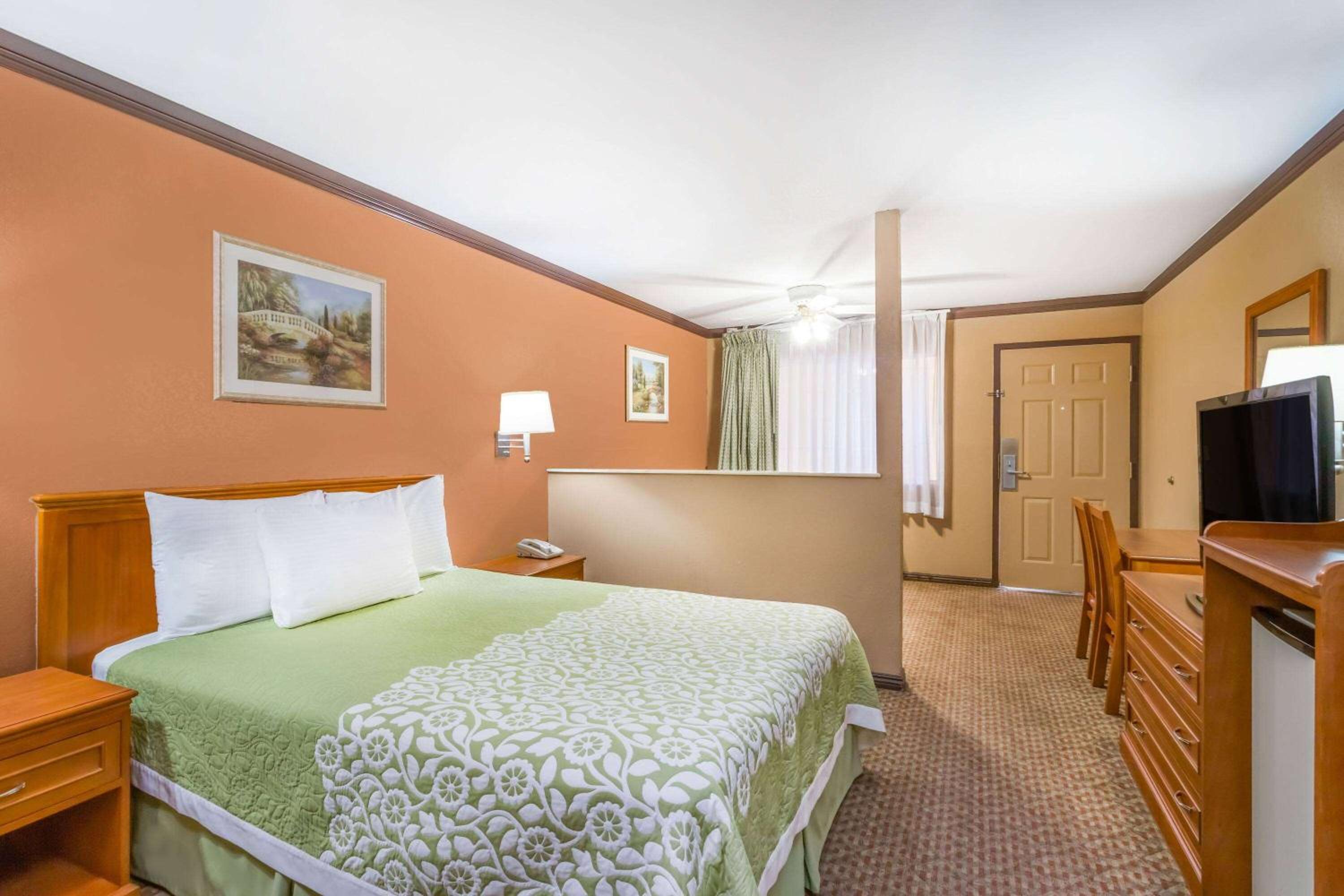 Bishop Vacations - Days Inn by Wyndham Bishop - Property Image 4