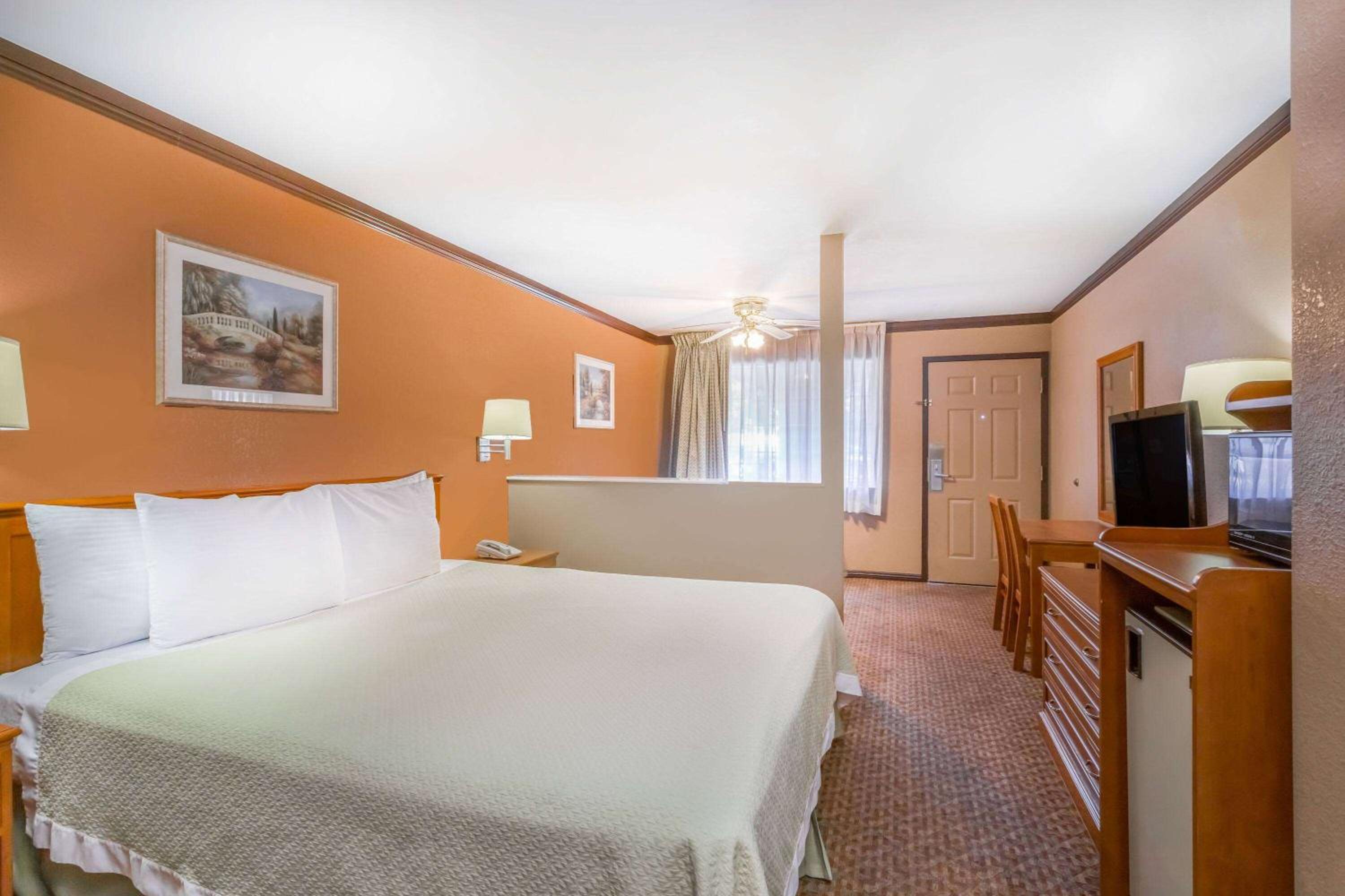 Bishop Vacations - Days Inn by Wyndham Bishop - Property Image 2