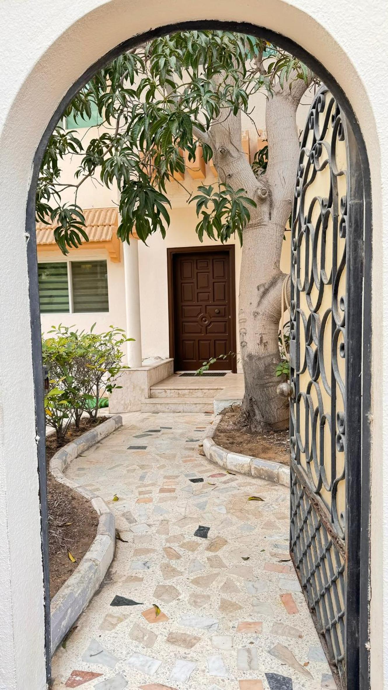 Chic 3-BR Tala Almajd Villas in upscale district Alnahdah Family only view 5