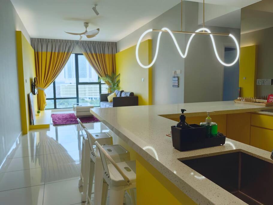 Southkey Mosaic 3BR, 1-7Pax Mid Valley View