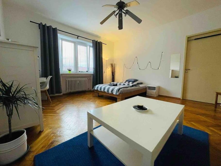 Lovely 2BDR in center, Wifi & Self-Check in view 2