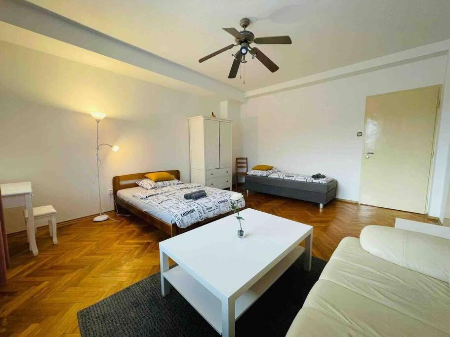 Lovely 2BDR in center, Wifi & Self-Check in view 4