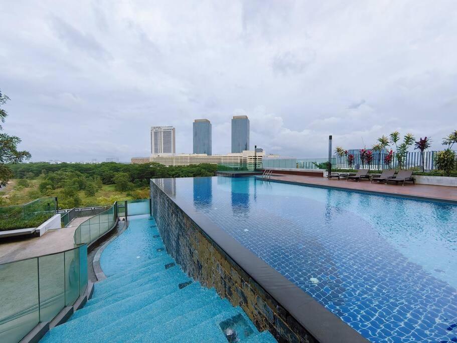 Southkey Mosaic 3BR, 1-7Pax Mid Valley View