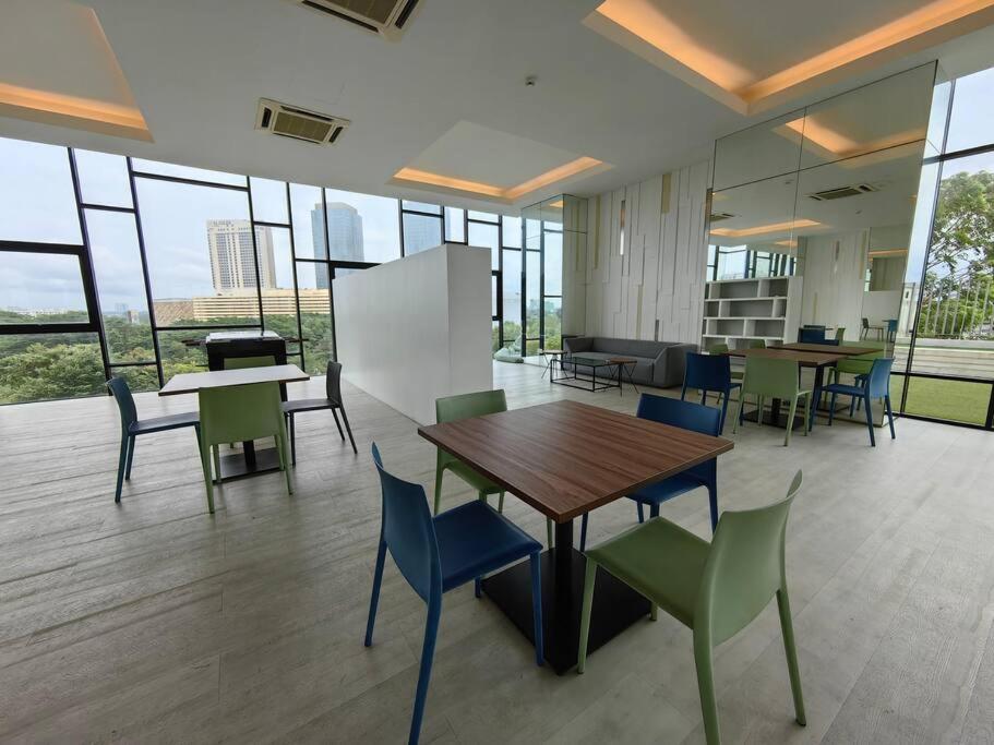 Southkey Mosaic 3BR, 1-7Pax Mid Valley View