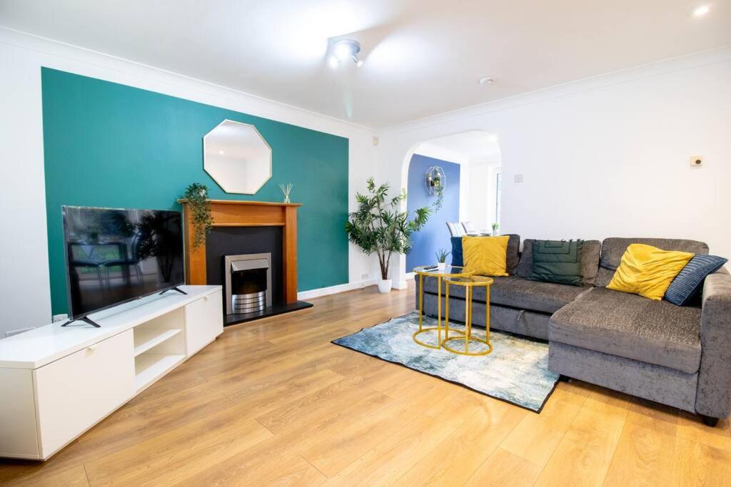 *3Bed House Central location Free Parking Perfect for contractors & groups Managed by Chique Properties Ltd view 2