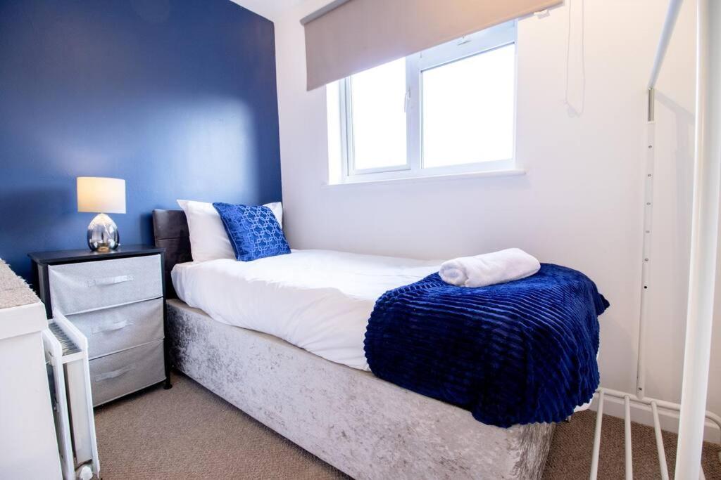 *3Bed House Central location Free Parking Perfect for contractors & groups Managed by Chique Properties Ltd view 4