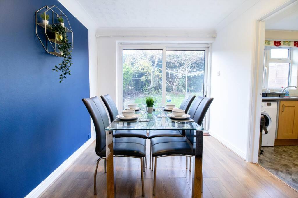 *3Bed House Central location Free Parking Perfect for contractors & groups Managed by Chique Properties Ltd view 5