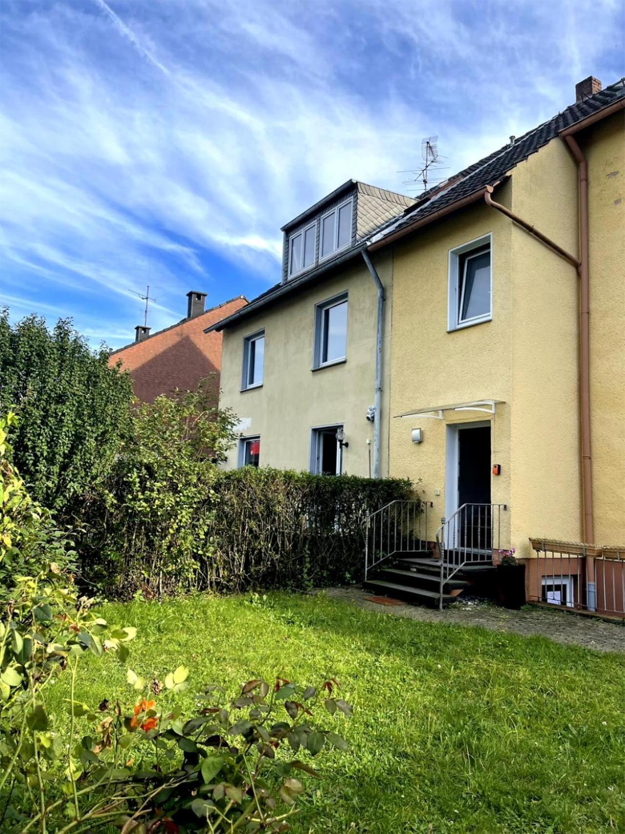 near Düsseldorf Messe and Airport, two Bedrooms, Parking, Kitchen and Garden