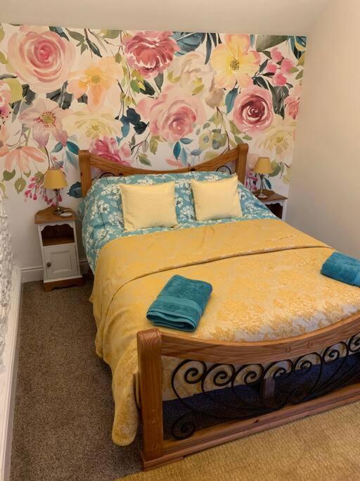 Cosy Two Bedroom Cottage with Fireplace