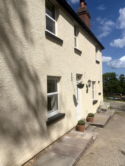 Cosy Two Bedroom Cottage with Fireplace