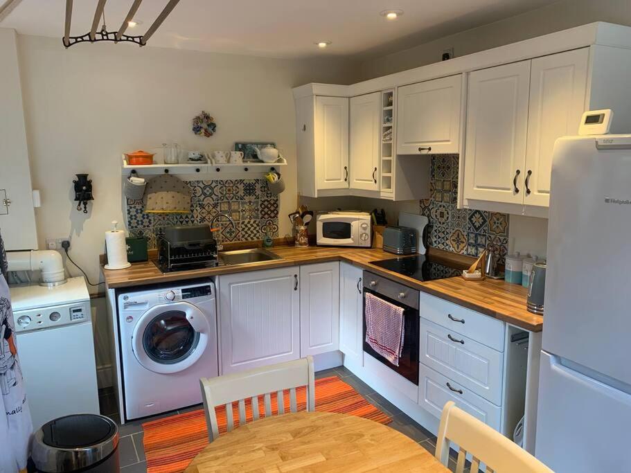 Cosy Two Bedroom Cottage with Fireplace