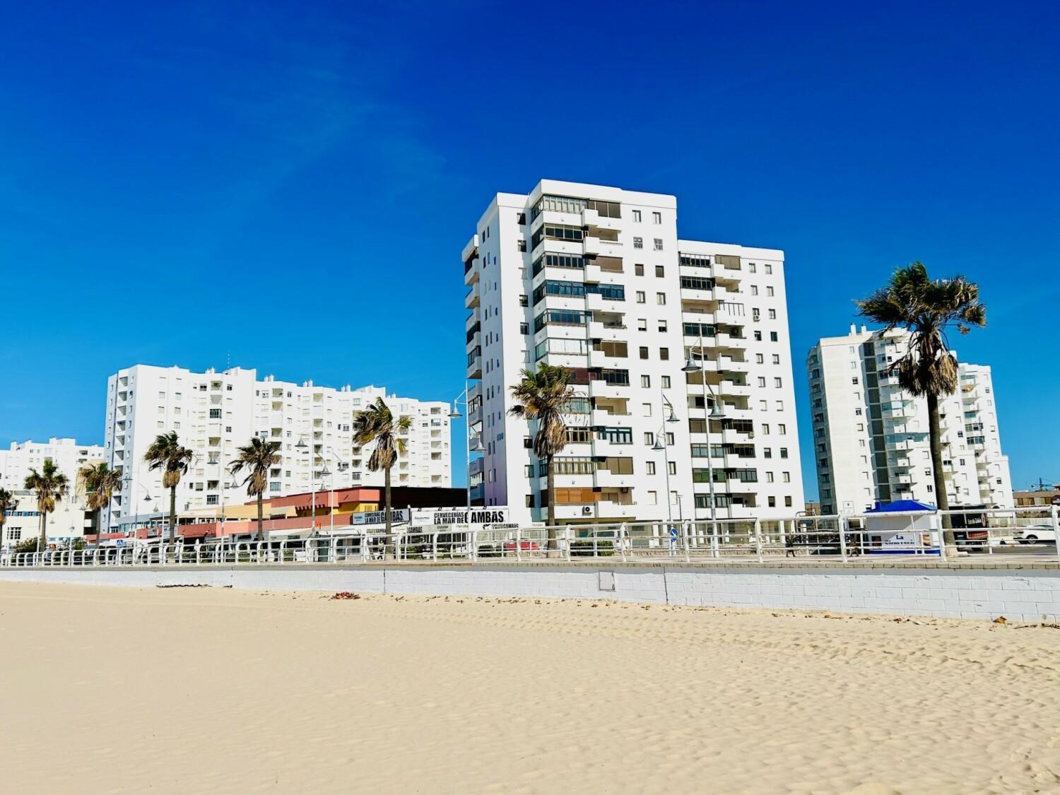 GATU Arena 1º linea de playa, parking gratis, vistas al mar, piscinas- Preferente mayores de 21 años y familias view 2