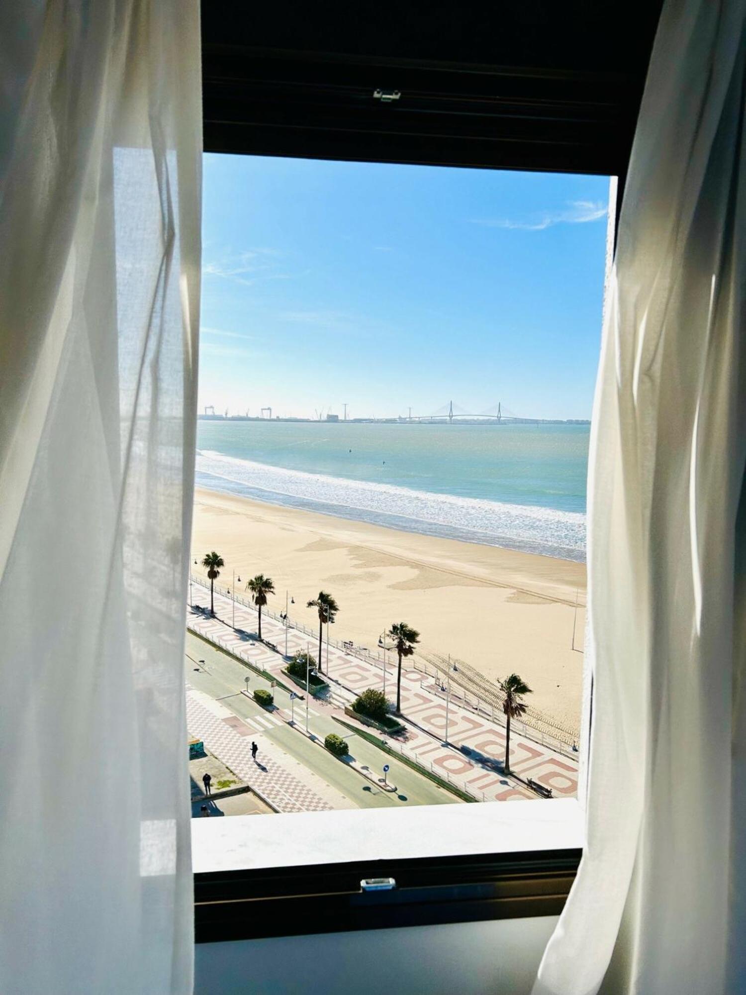 GATU Arena 1º linea de playa, parking gratis, vistas al mar, piscinas- Preferente mayores de 21 años y familias view 3
