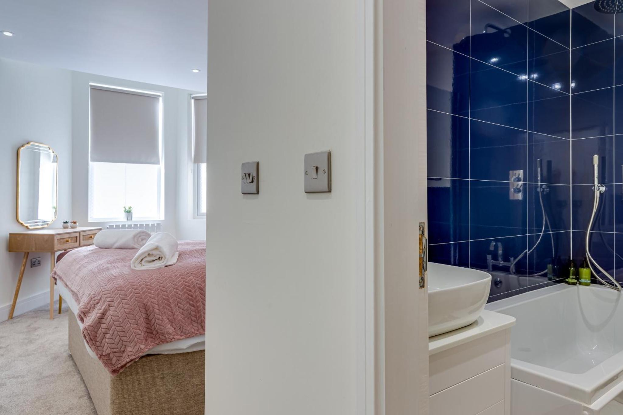 Stylish North Bay Apartment Beach & Town view 5
