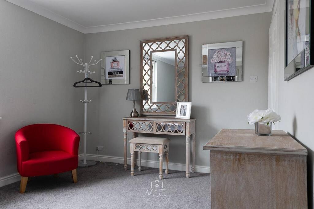 Flamingo - Two-Bed Apartment with Seaview , Great Location view 3