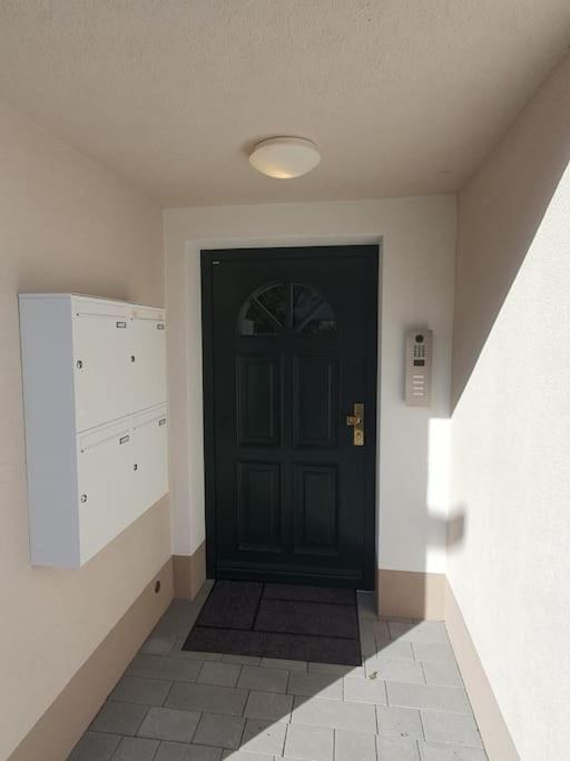 Helle 3 Zimmer Souterrainwohnung in einem Neubau-Villa