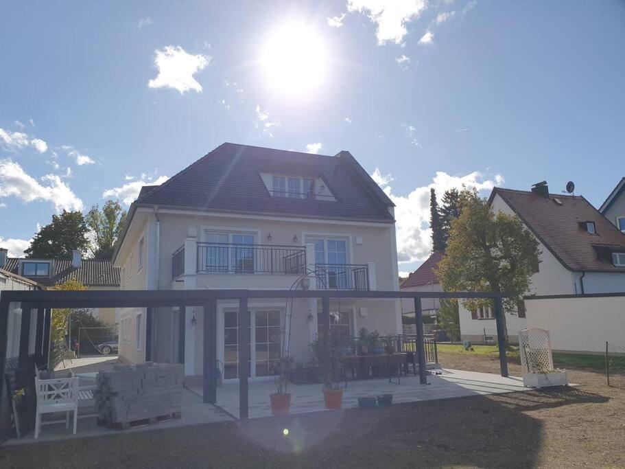 Helle 3 Zimmer Souterrainwohnung in einem Neubau-Villa