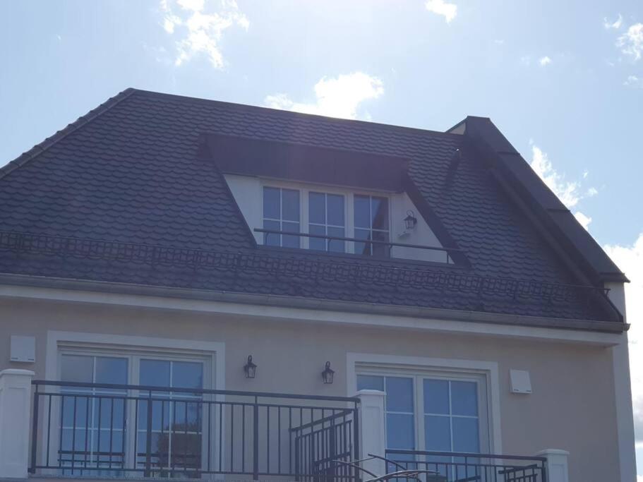 Helle 3 Zimmer Souterrainwohnung in einem Neubau-Villa