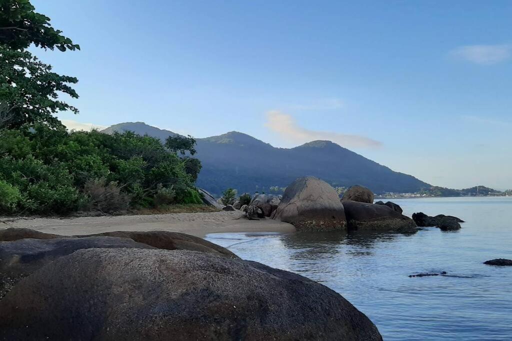 Praia particular, vista exclusiva e conforto total
