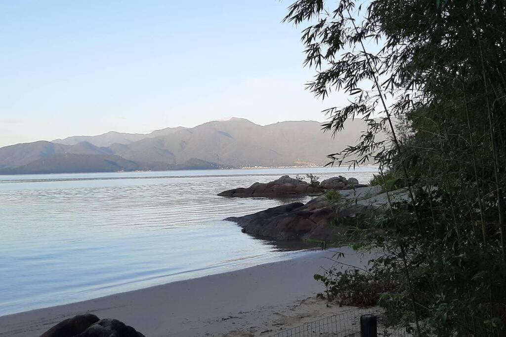 Praia particular, vista exclusiva e conforto total