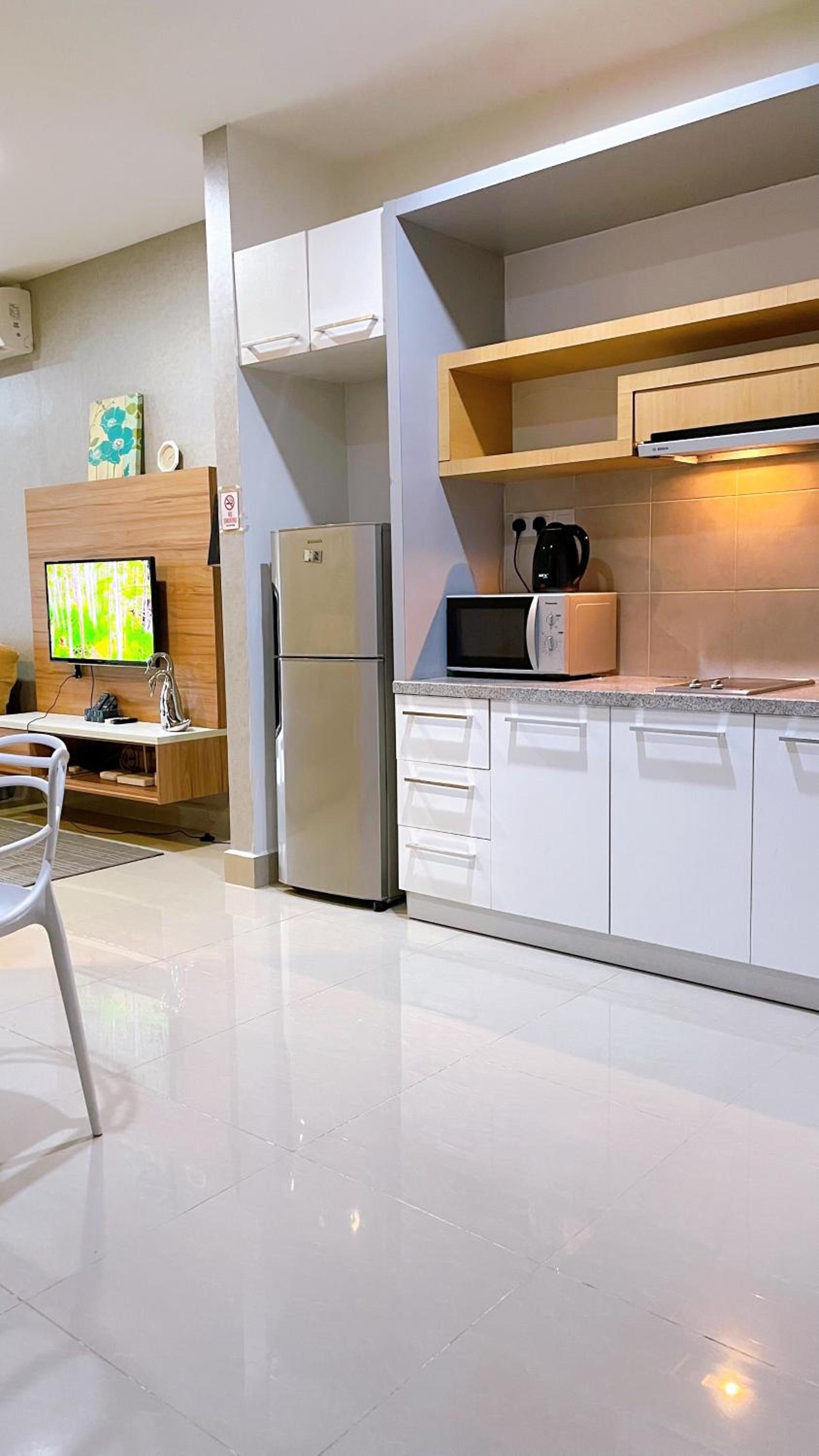 Cozy Stay at Shaftsbury Residences by SNS HOMES photo 7