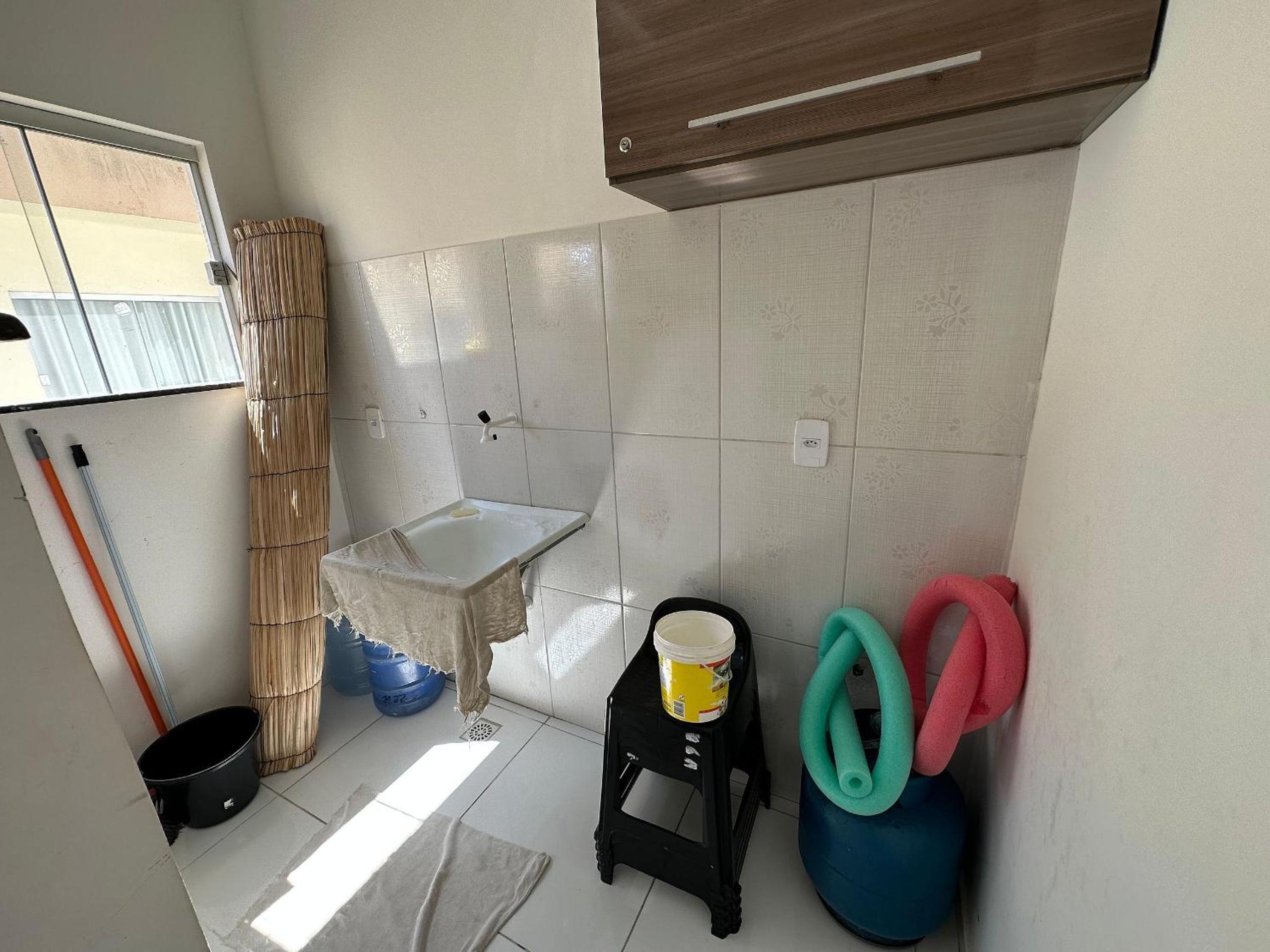 Apto no pavimento superior com 2 quartos (ambos com ar)com vista para o mar e internet privada 300MBPS. a aproximadamente 900m da praia de Taperapuã (Axé M