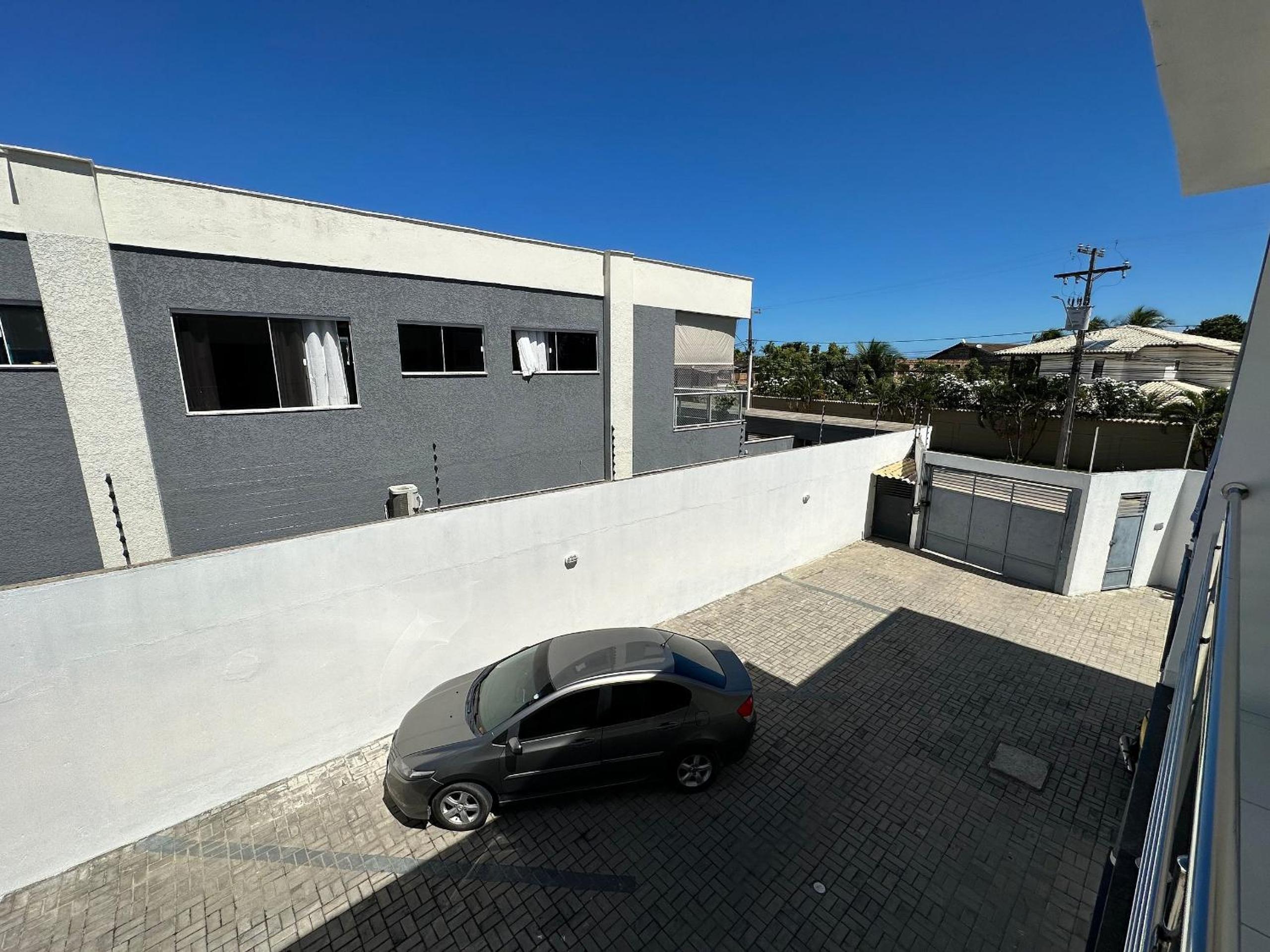 Apto no pavimento superior com 2 quartos (ambos com ar)com vista para o mar e internet privada 300MBPS. a aproximadamente 900m da praia de Taperapuã (Axé M