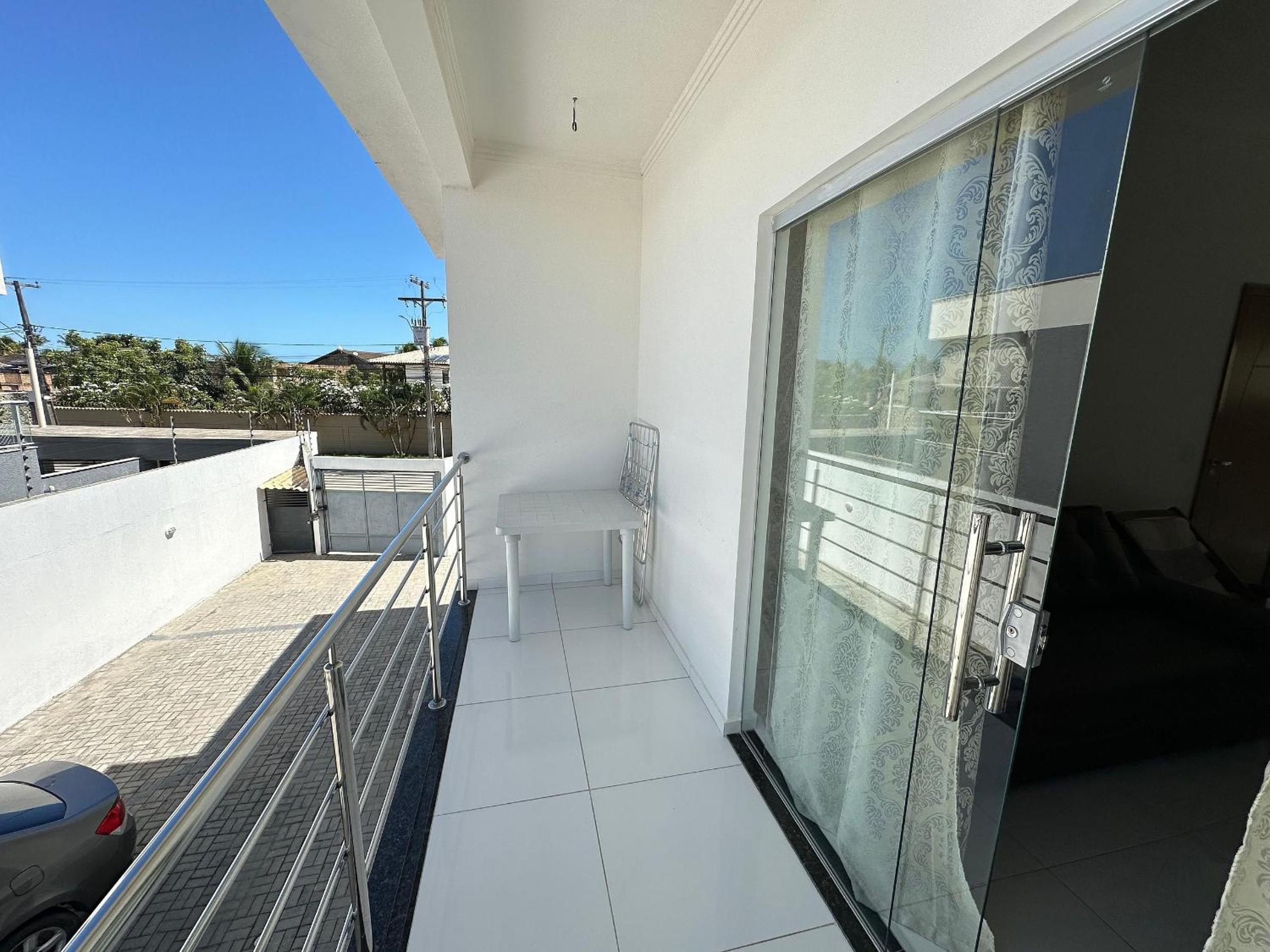 Apto no pavimento superior com 2 quartos (ambos com ar)com vista para o mar e internet privada 300MBPS. a aproximadamente 900m da praia de Taperapuã (Axé M