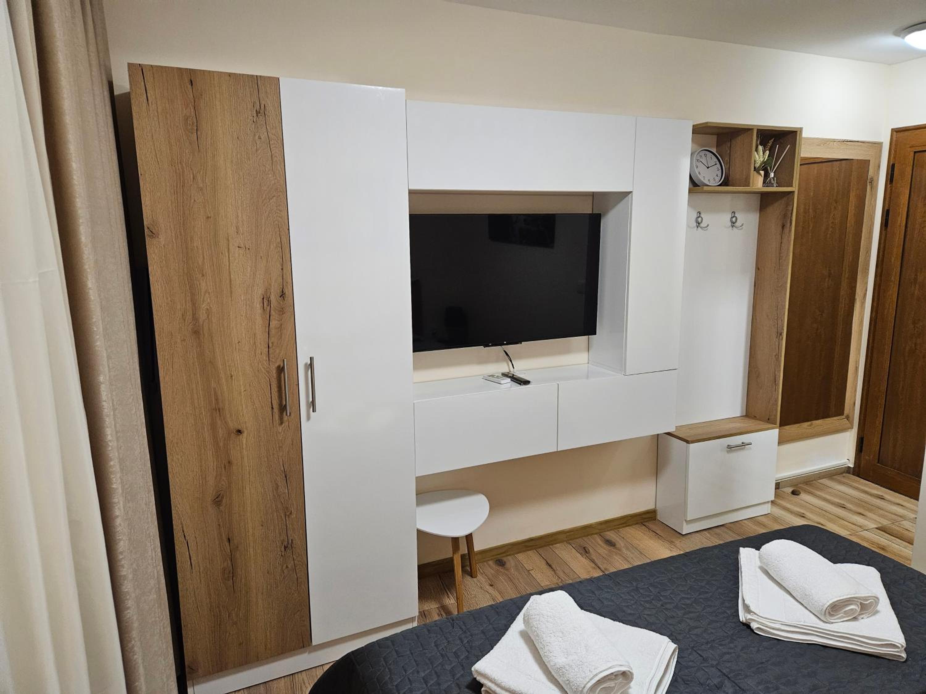 STUDIO 7