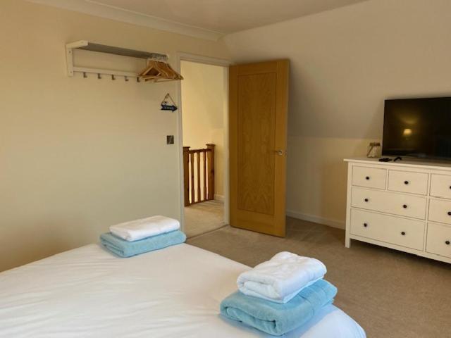 Stylish contemporary seaside holiday home with 5 bedrooms, sea view, parking and EV point view 5