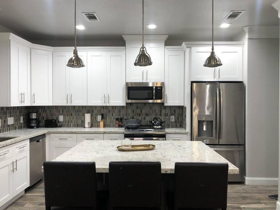 King bed in gated community, 1300 sqft home view 3