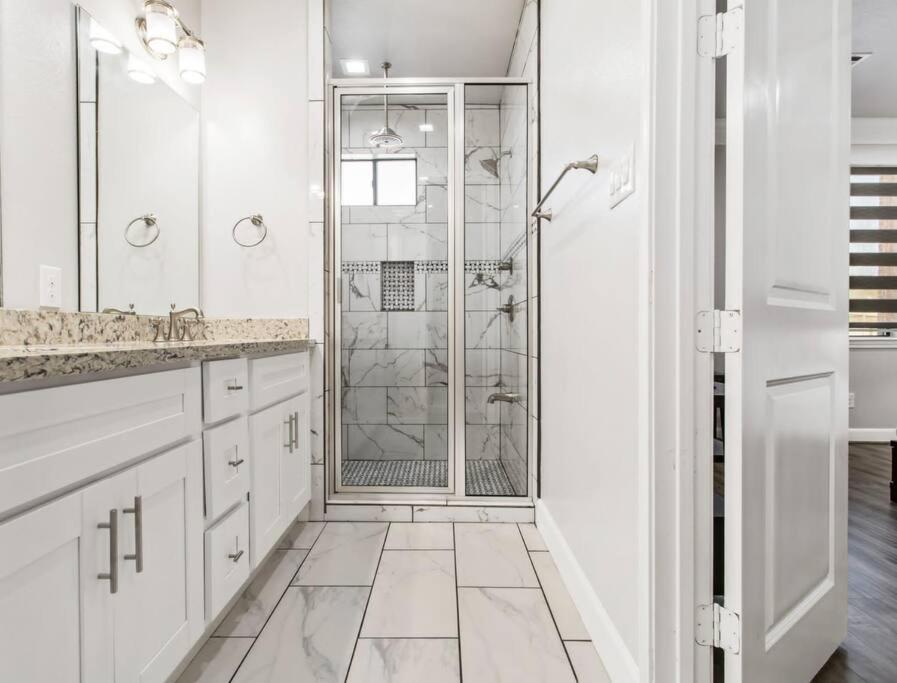 King bed in gated community, 1300 sqft home view 4