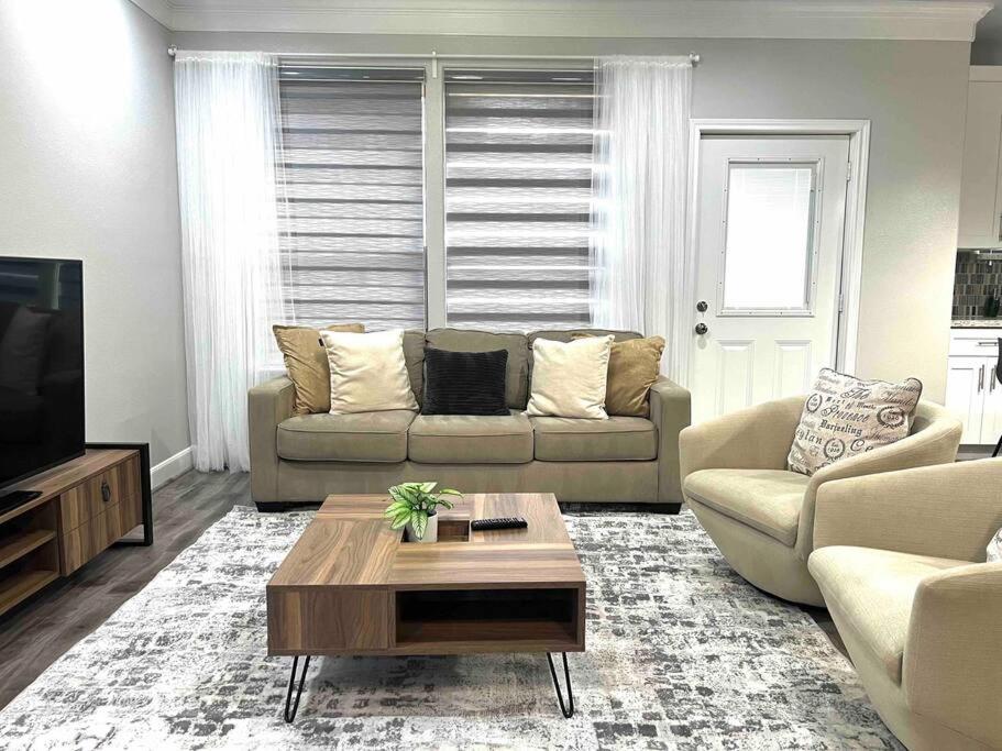 King bed in gated community, 1300 sqft home view 5