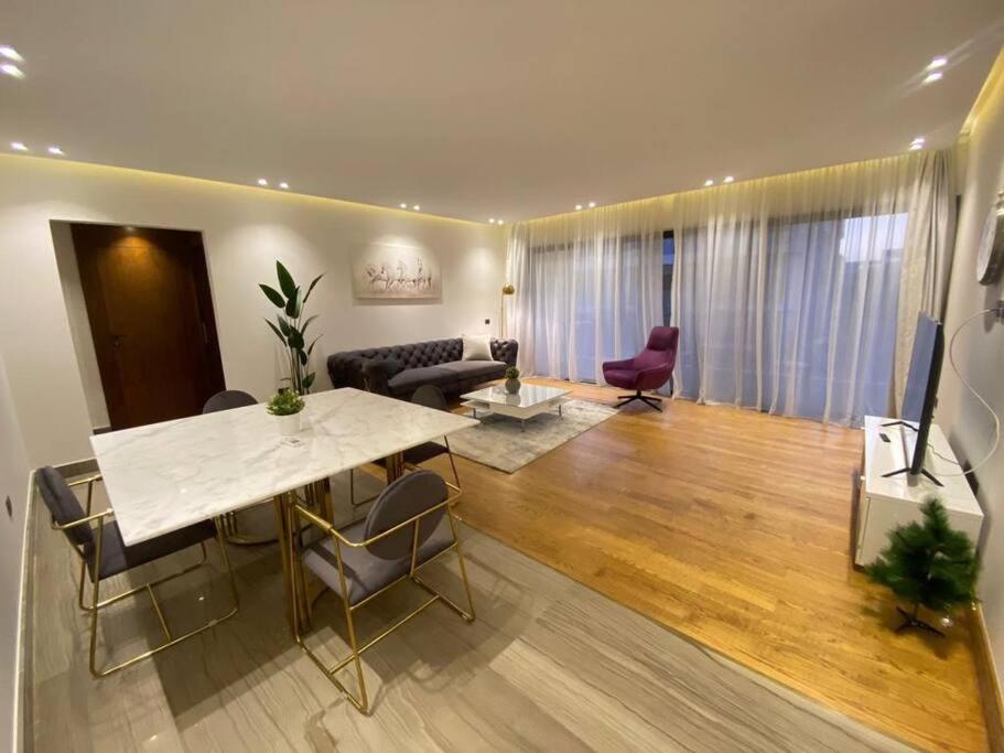 Luxurious Apartment LakeView 2BR 56 view 3