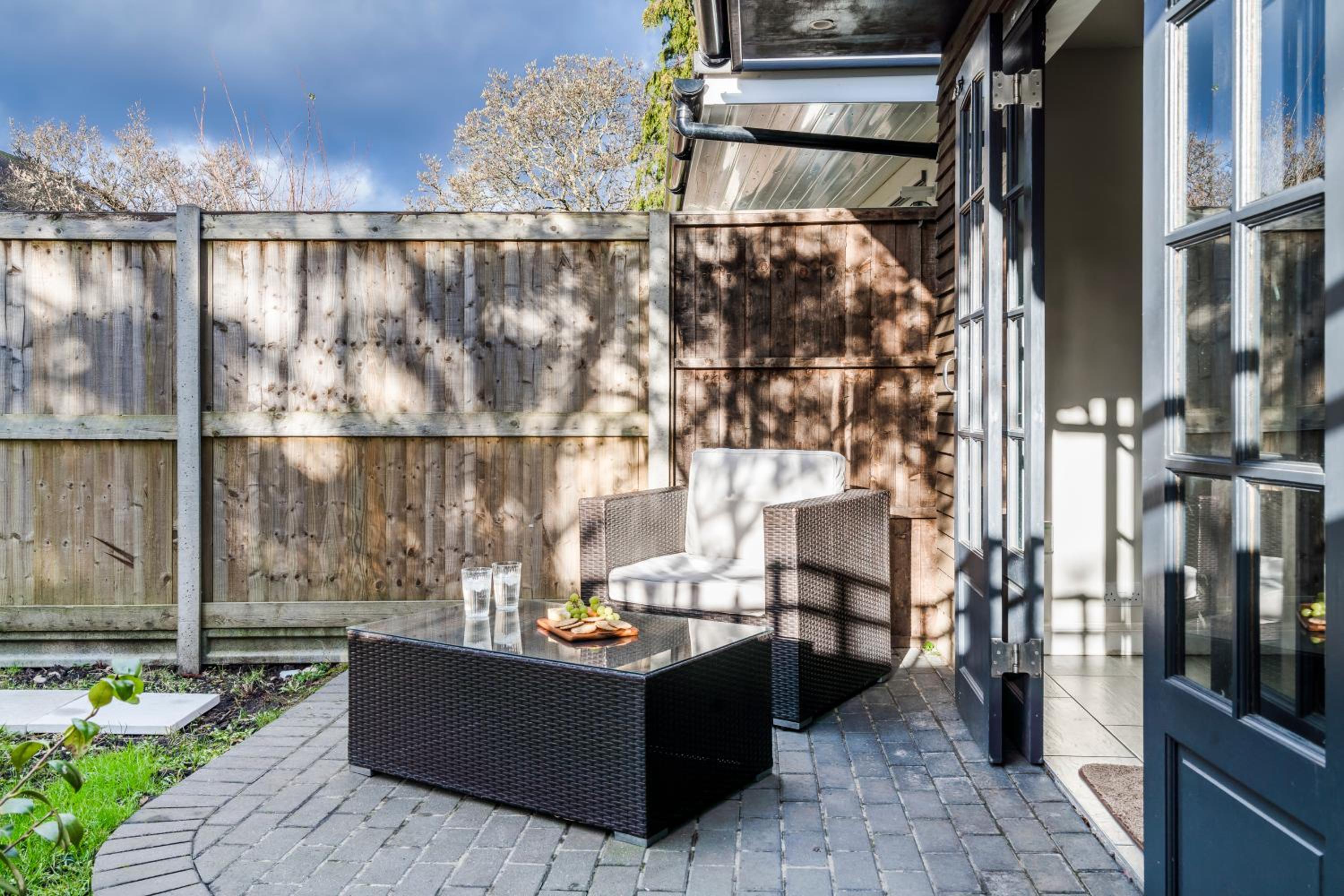 Cozy 3 Bedroom Terrace Cottage in Epsom