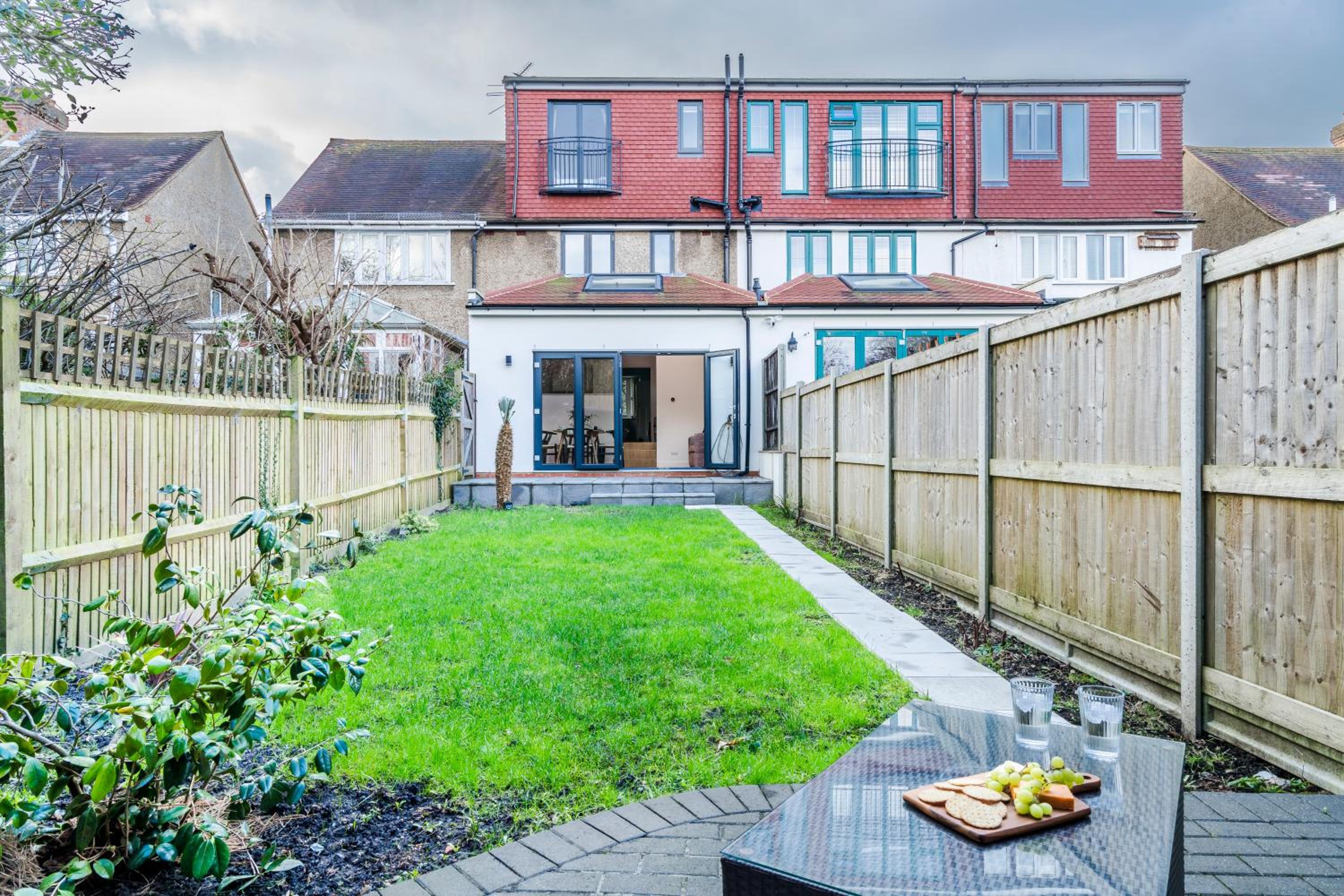 Cozy 3 Bedroom Terrace Cottage in Epsom