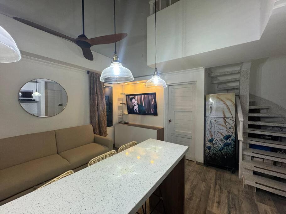 Cómodo apartamento con vista al mar y la montaña