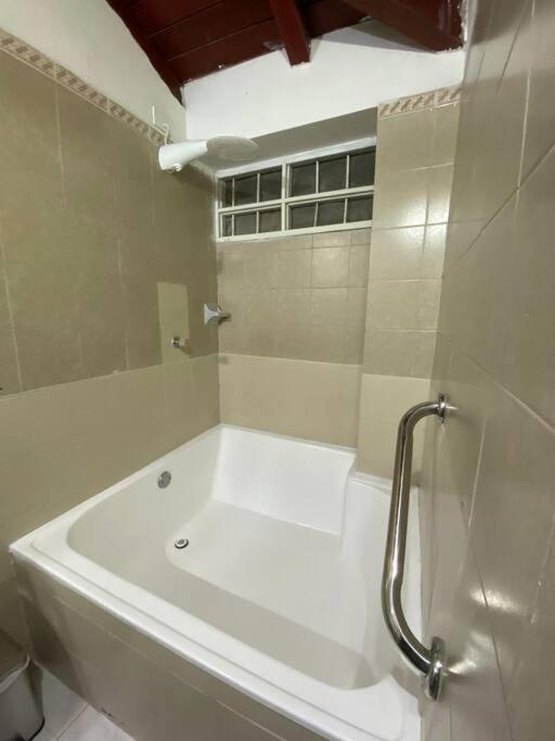 Cómodo apartamento con vista al mar y la montaña