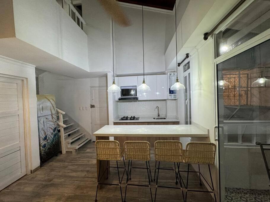 Cómodo apartamento con vista al mar y la montaña