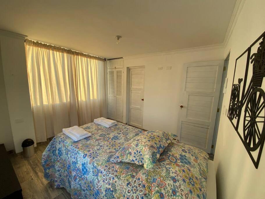 Cómodo apartamento con vista al mar y la montaña